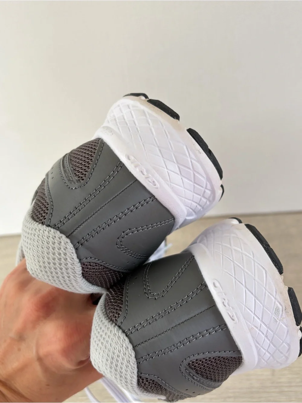 Saucony Cohesion 13 Running Shoes Sneakers Womens 7.5 Wide Gray White Athletic